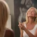 Een vrouw die parfum opspuit