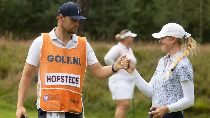 Nikki Hofstede met caddy Mike Korver na wederom een ​​goed schot