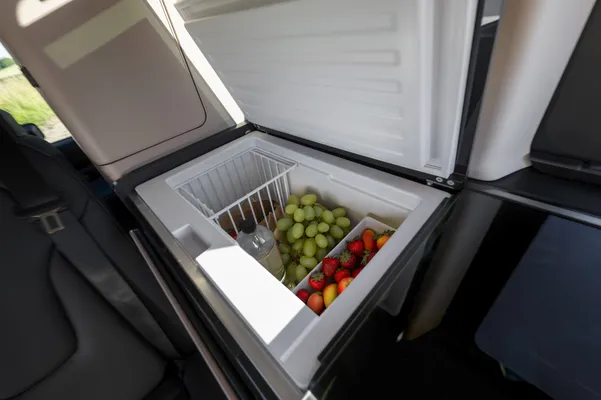 Open koelbox/vriesvak geïntegreerd in de camper, klaar voor voorraad en vers voedsel tijdens een reis.