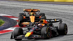 Max Verstappen en de McLaren van Lando Norris