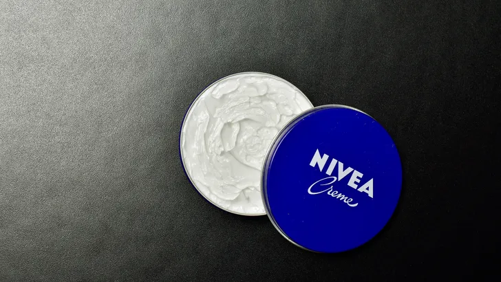 Waarom we na 100 jaar nog steeds massaal aan dit blauwe blik zitten