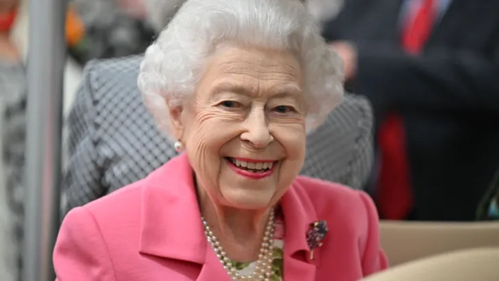 De Queen arriveert in stijl op de Chelsea Flower Show