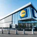 Foto van buitenkant Lidl supermarkt. – Goedkope barbecue van Lidl.
