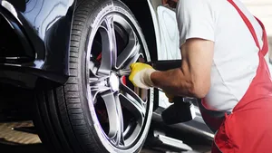 De Bugatti Bolide vreet asfalt én banden: na 60 kilometer is het alweer tijd voor vervanging