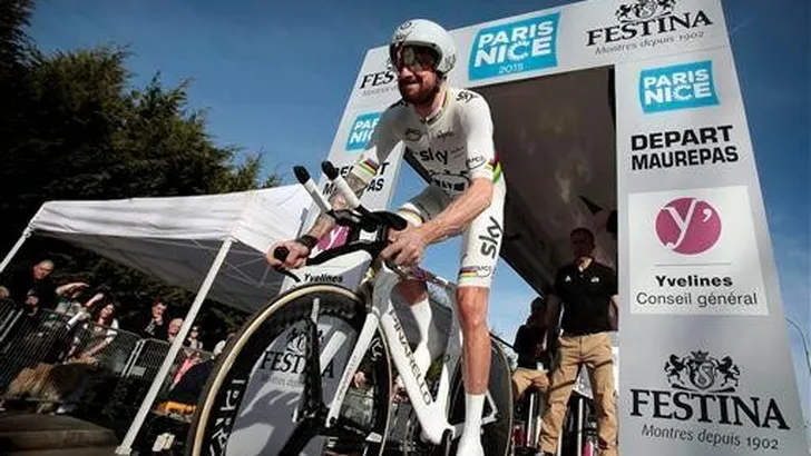 Motard Wiggins ontsnapt aan crash (VIDEO)