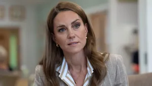 Foto van prinses Kate bij bezoek aan Colchester Hospital. – Kate moet afscheid nemen van rechterhand.