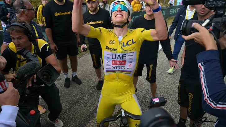 Tadej Pogacar rijdt iedereen de vernieling in. Er is niemand die ook maar in de buurt kan blijven van de Sloveen. In de wielersport wordt dat als vanzelf verdacht.