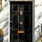 Voordeur van huis - naambordje