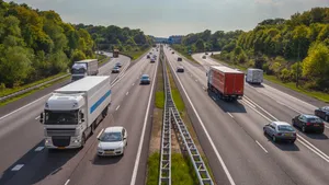 Je ziet dit blauwe bord dagelijks op vrachtwagens, maar bijna niemand weet wat het betekent