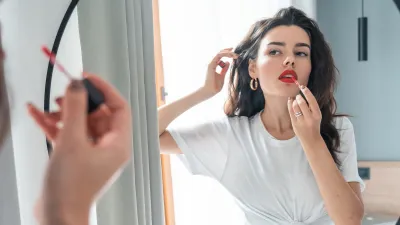 Geef je lippen direct meer volume en definitie met deze klassieke, door sterren goedgekeurde make-up hack.