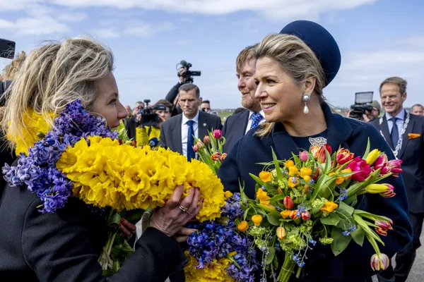 Máxima met marineblauwe pillbox 