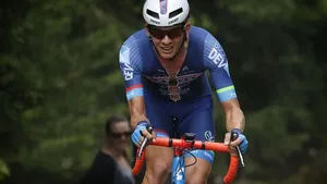 Claeys wint zware derde etappe in Ronde van Wallonië