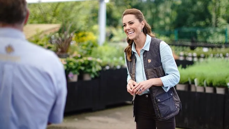 Hertogin Kate maakt de bodywarmer chic