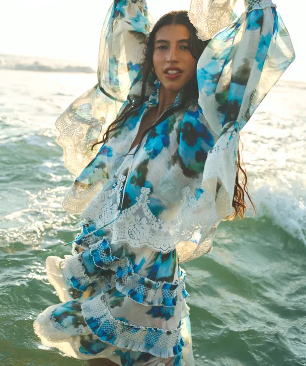 Jurk: Zimmermann | Oorbellen: Mimi et Toi, Pandora 