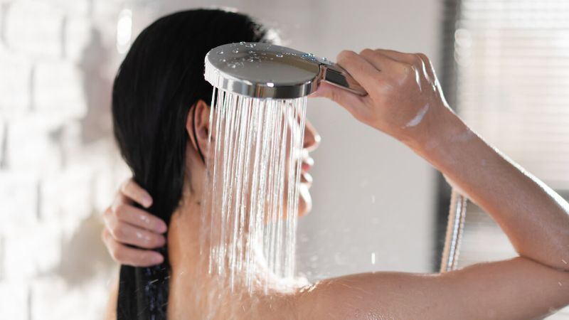Is koud douchen echt beter voor je haar? | Grazia