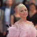 Lady Gaga straalt in jurk van Nederlandse designer