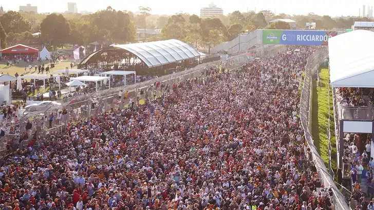 VIDEO: fans te vroeg op de baan in Melbourne