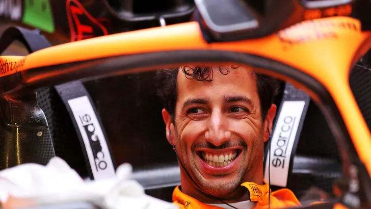 Lol! Daniel Ricciardo verstoort interview Charles Leclerc (video)