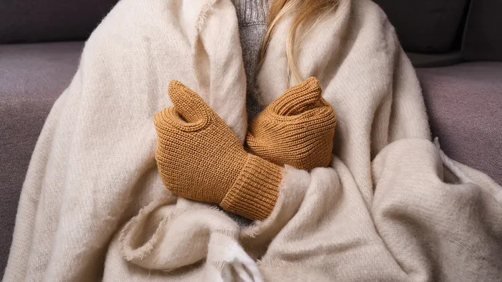 vrouw koud warm ingepakt