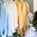 Vrouw die kleding uit de kast haalt