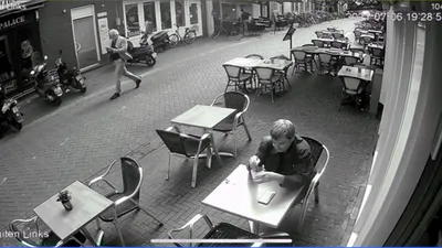 Peter R. de Vries op bewakingsbeeld vlak voordat hij wordt neergeschoten.