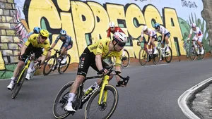 Wout van Aert gefocust in de afdaling van de Cipressa in Milaan-Sanremo.