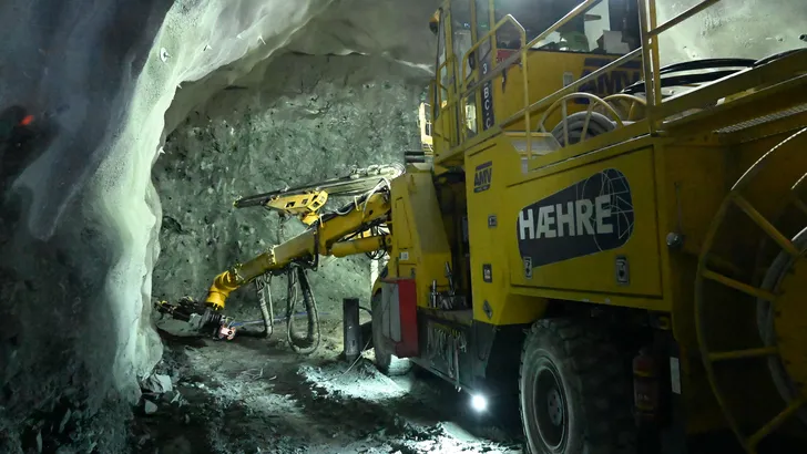 Boorinstallatie werkt aan de rotswand in de Rogfast-tunnel