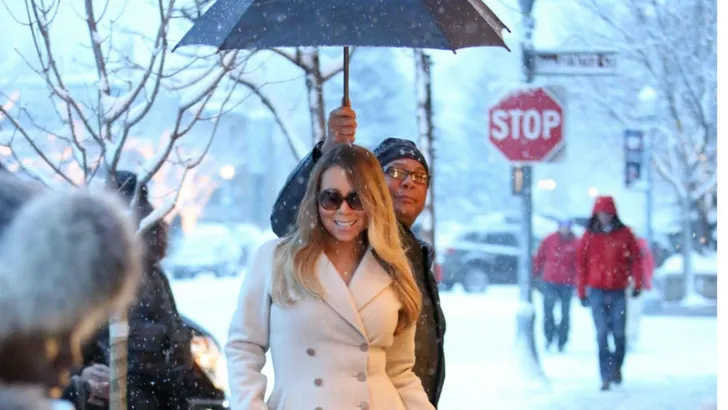 Mariah under her umbrella