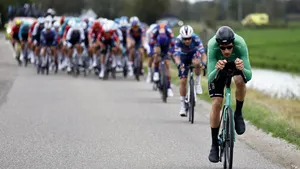 Jan-Willem van Schip in zijn opvallende fietspositie probeert weg te rijden van een peloton.