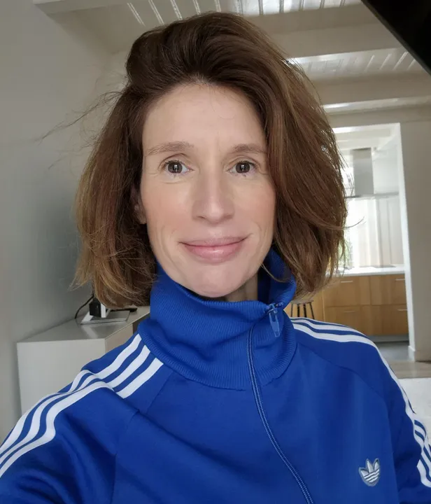 Journalist Fleur verloor haar voortand: 'Ik begon me automatisch te verontschuldigen voor hoe ik eruitzag'