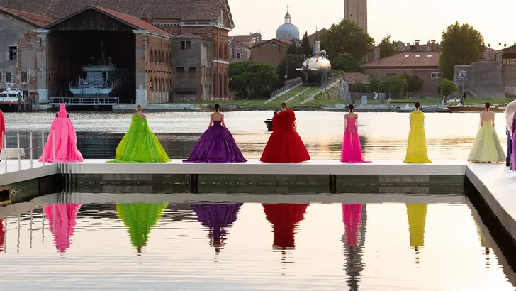 Valentino verovert Venetië met felle kleuren