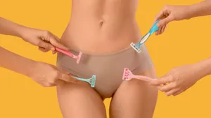 Stockfoto van een vrouw met scheermesjes bij bikinilijn. – Scheren zonder zorgen