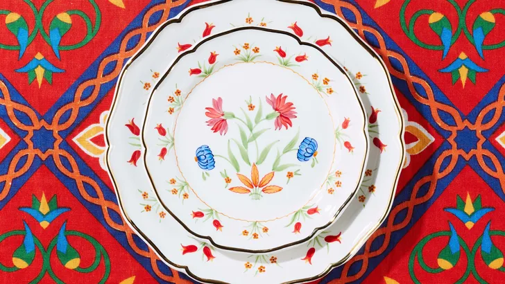 Kleurrijke tafel voor een vrolijk Pasen