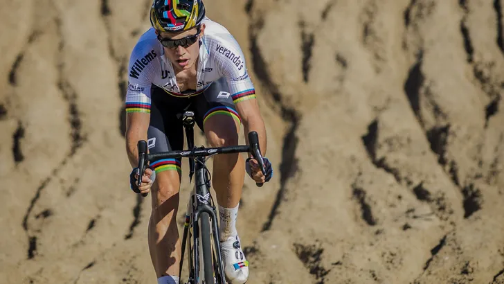 Wout van Aert grijpt zegebloemen in Boom; Mathieu van der Poel vierde ondanks val 