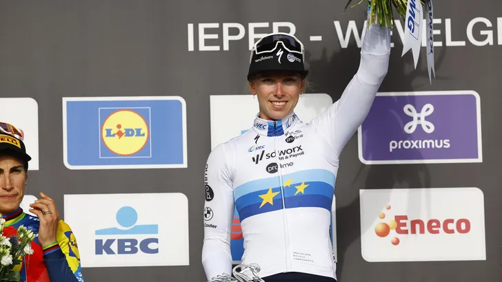 lorena wiebes op podium gent-wevelgem 2025