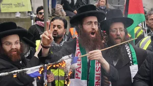 Demonstranten verbranden de Israelische vlag in Londen