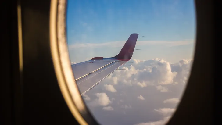 Wat die droge vlieglucht echt met je huidbarrière doet (en hoe je het stopt)