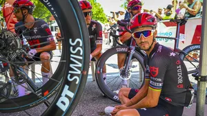 Julian Alaphilippe rust uit op de grond