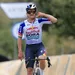 Remco Evenepoel in het shirt van Red Bull-BORA-hansgrohe doet zijn bekende telefoon-juichgebaar op Mallorca.