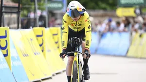 De Tour Auvergne-Rhône Alpes is voor Wout van Aert vooralsnog een lijdensweg. Zijn Tour de France-vorm is ver te zoeken. Toch is er vooralsnog geen paniek bij Team Visma | Lease a Bike.