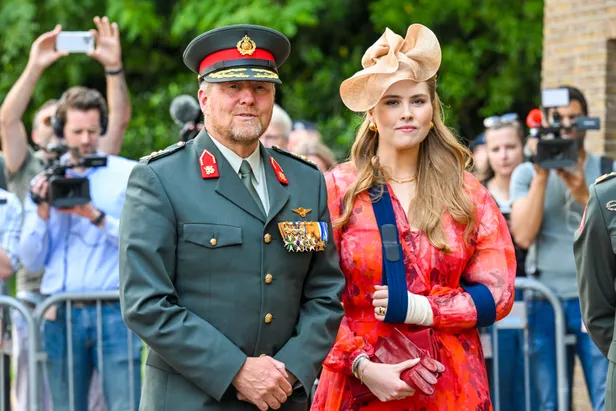 Koning Willem-Alexander in zijn militaire uniform en prinses Amalia met mitella