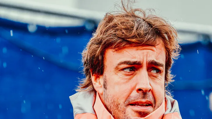 Alonso steekt naar oudere rivalen: 'Ik hou niet onnodig een stoeltje bezet'