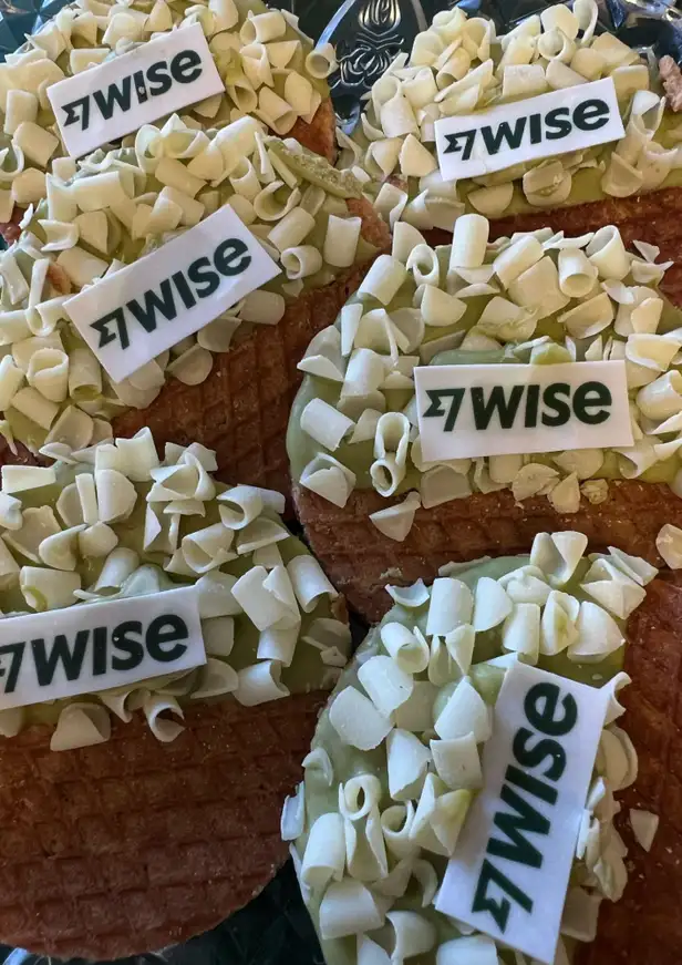Wafels met daarop een eetbaar logo van Wise 