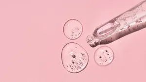 Deze simpele crème met aloë vera laat je huid er jaren jonger uitzien (en je maakt ’m zelf!)