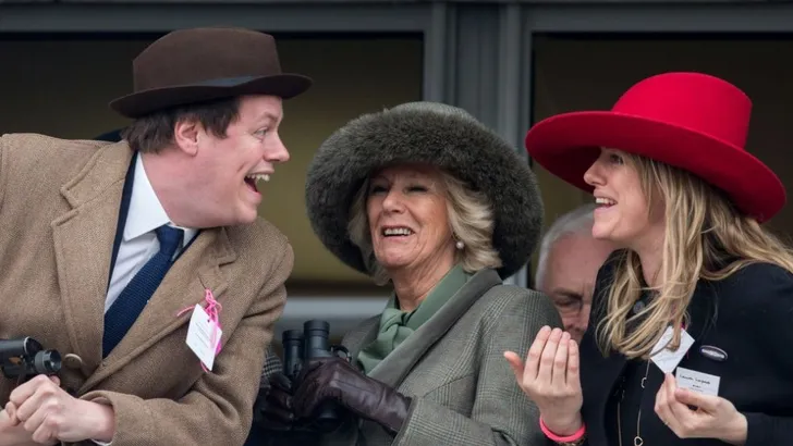 Hilarisch: Camilla 'riddert' boer met prei