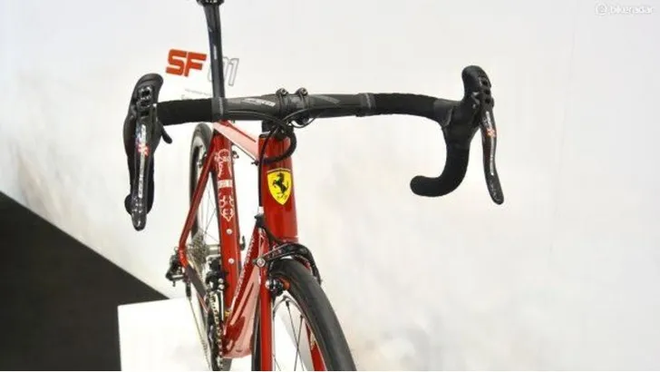 Bianchi en Ferrari brengen eerste fietsbolide uit en noemen hem de SF01