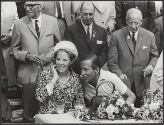 Na de finish kon Claus even bijkomen naast prinses Beatrix.