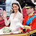 Een zwaaiende prinses Kate en prins William in de koets tijdens hun trouwdag.