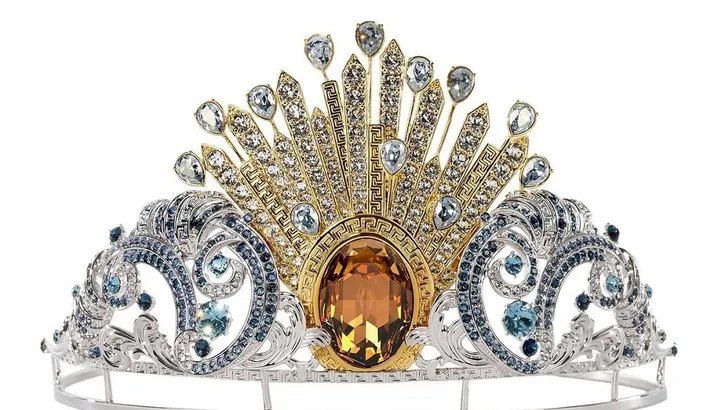 Donatella Versace ontwerpt tiara voor debutantes