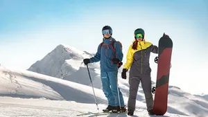 Skiën of snowboarden.